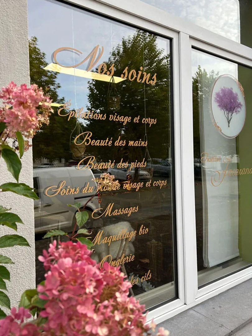 lettrage-vitrophanie-commercial-halanzy-arlon-01 Pose d’un lettrage vitrine et d’un sablé avec logo pour l'institut de beauté Jacaranda à Aubange en Belgique.