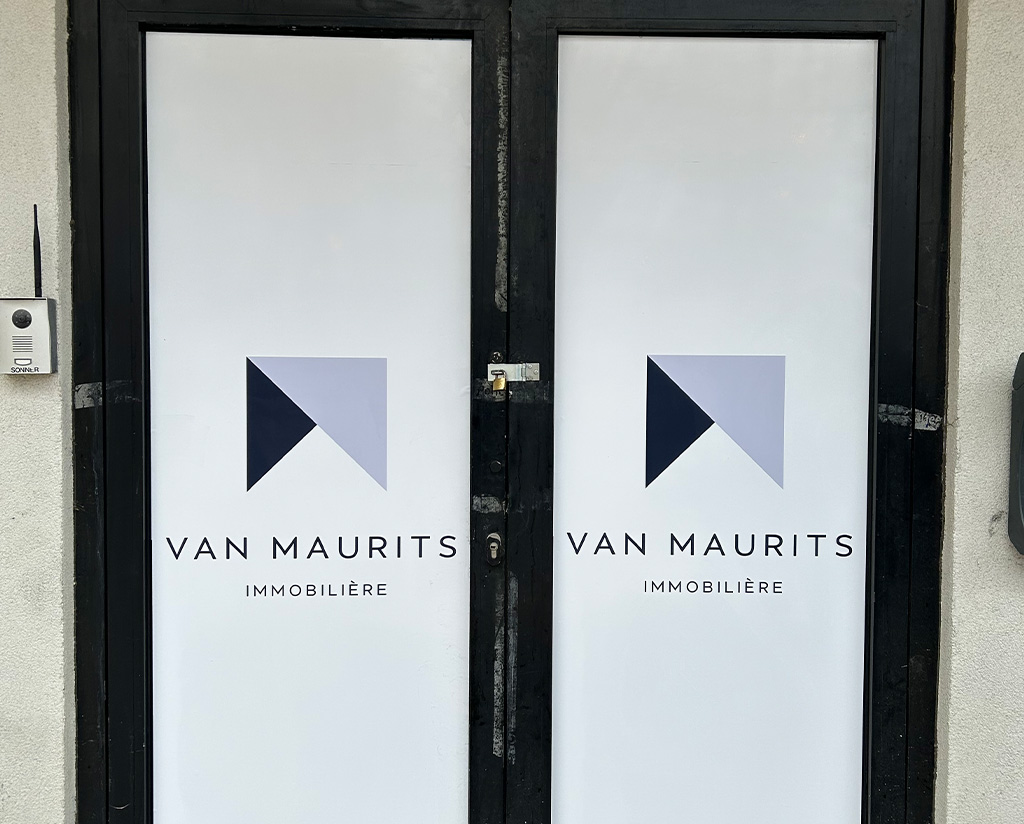 habillage-vitrine-courte-durée-vitrophanie-arlon-03 L'Atelier Publicitaire a réalisé l'habillage vitrine temporaire d'un bâtiment pour un expert en immobilier en Belgique et Luxembourg. Arlon • Vinyle adhésif monomère