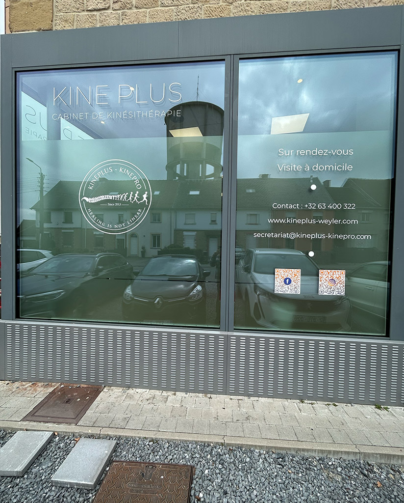 habillage-vitrine-arlon-belgique-autocollants-01 Nous avons fourni notre client et nous avons réalisé la pose de l'enseigne lumineuse pour l'habillage de son showroom à Ehlerange - Luxembourg