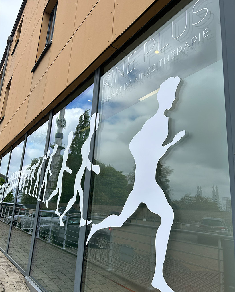 lettrage-grand-format-vitrine-vitrophanie-arlon-belgique-02 Nous avons fourni notre client et nous avons réalisé la pose de l'enseigne lumineuse pour l'habillage de son showroom à Ehlerange - Luxembourg