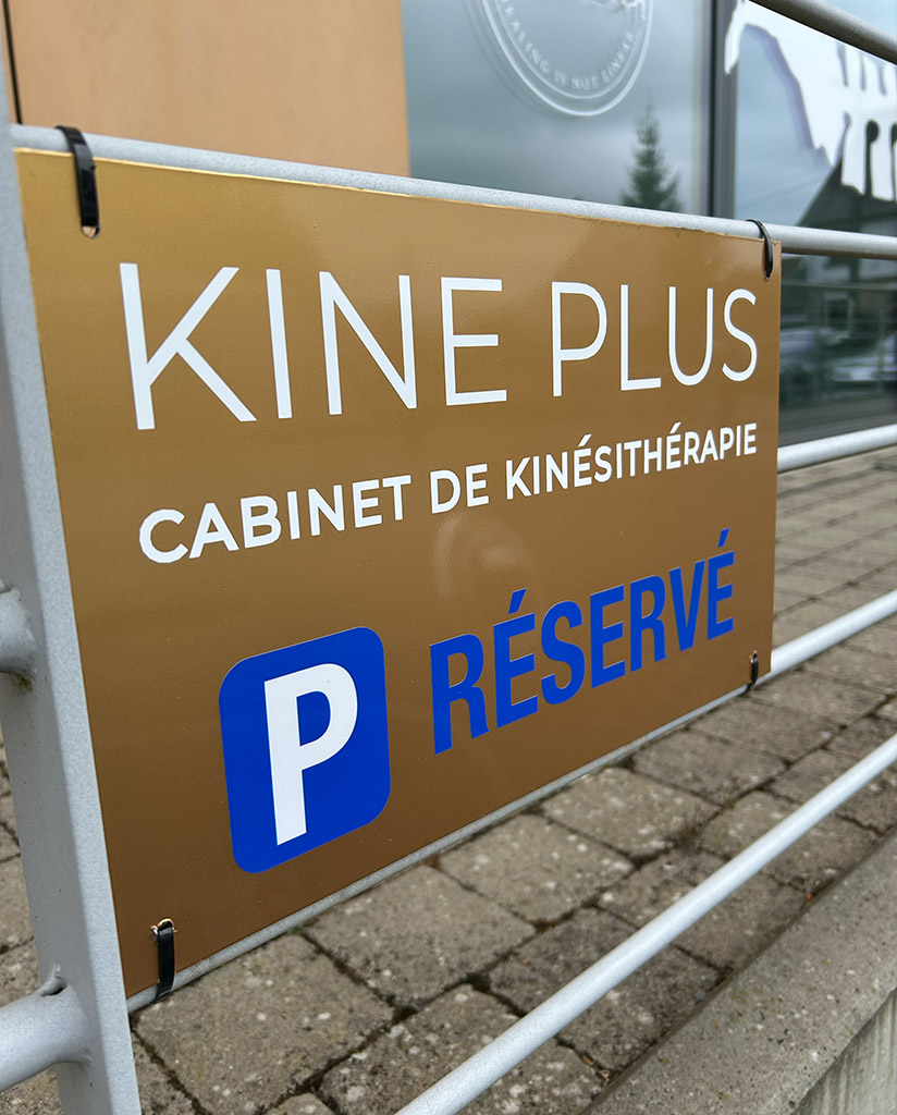 plaque-de-parking-personnalié-stickers-vinyles-arlon-belgique-01 Impression vinyle sur panneau magnétique pour une visibilité maximum. Flatzbour - Luxembourg