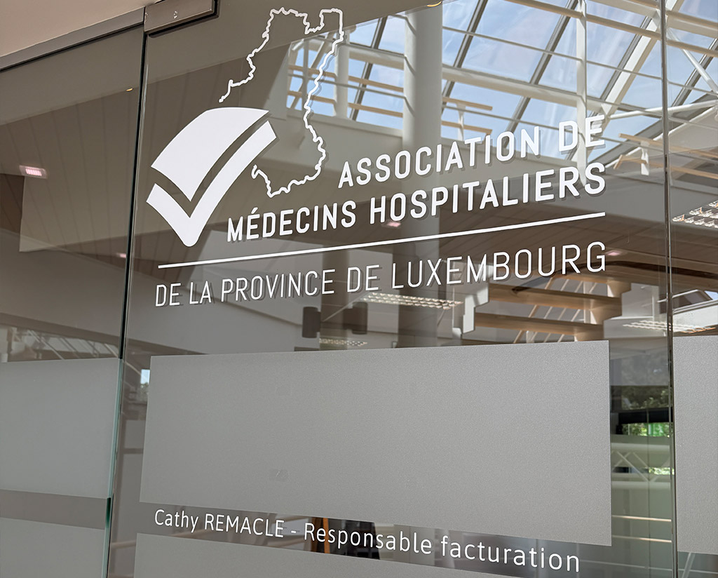 lettrage-bureaux-médecin-libramont-01