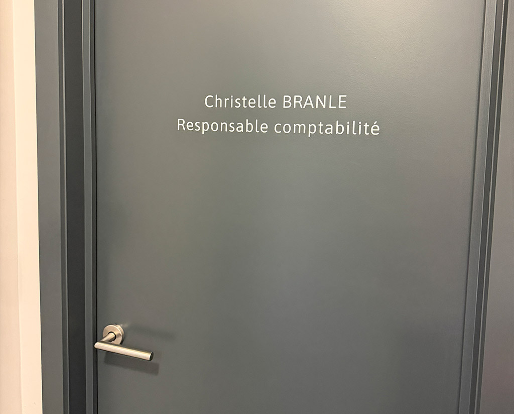 lettrage-bureaux-médecin-libramont-02